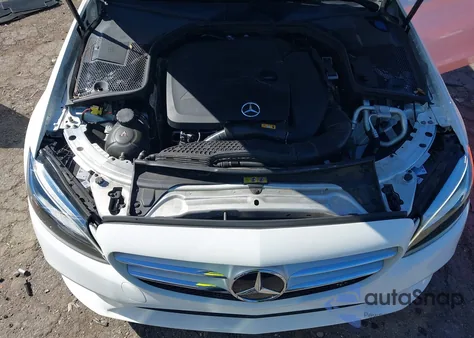 2019 Mercedes-Benz C 300 z USA, uszkodzony, nr VIN WDDWF8DB0KR484663